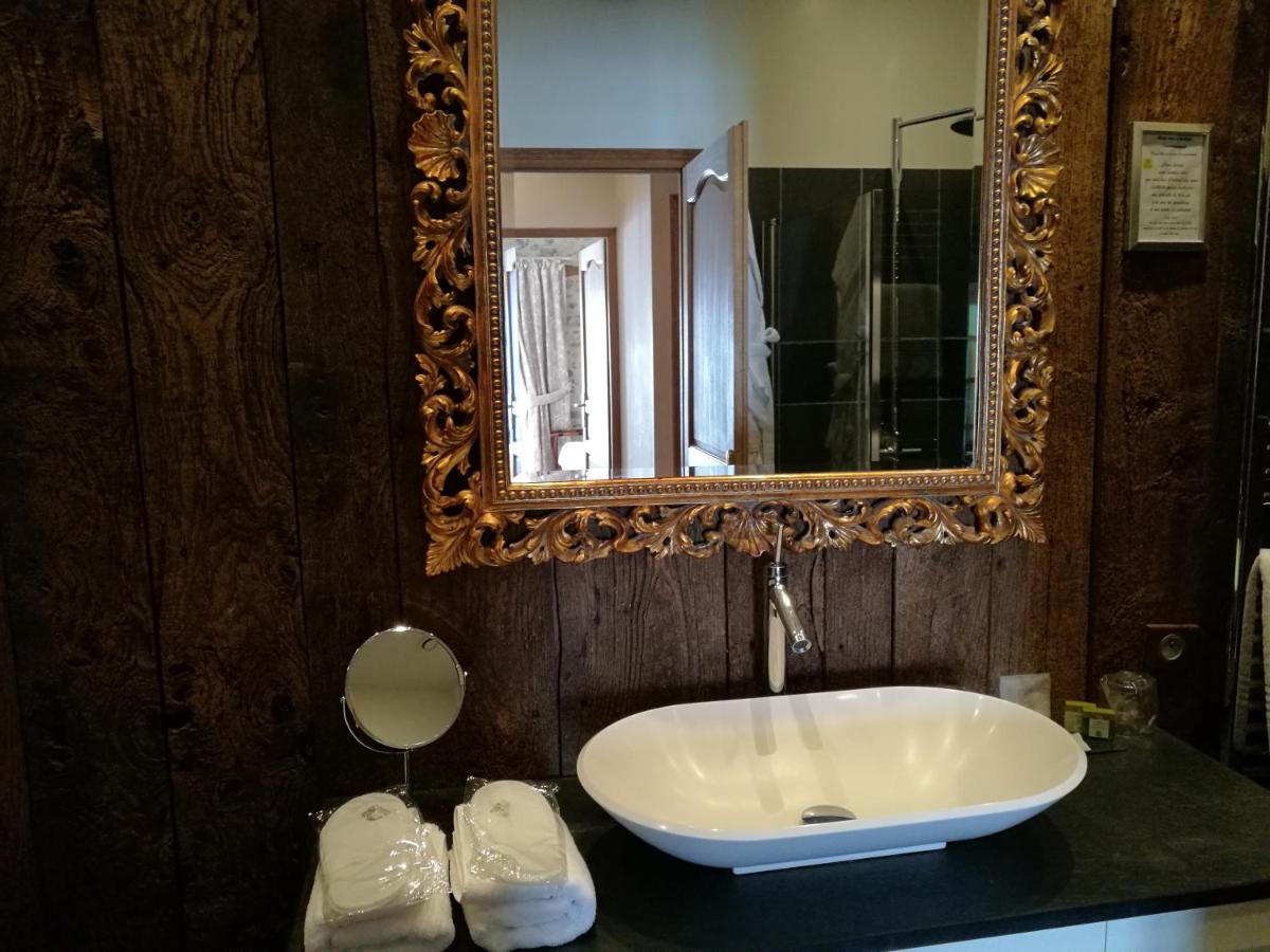 Salle de bains dans l'établissement Hotel Logis - Chateau de Beauregard