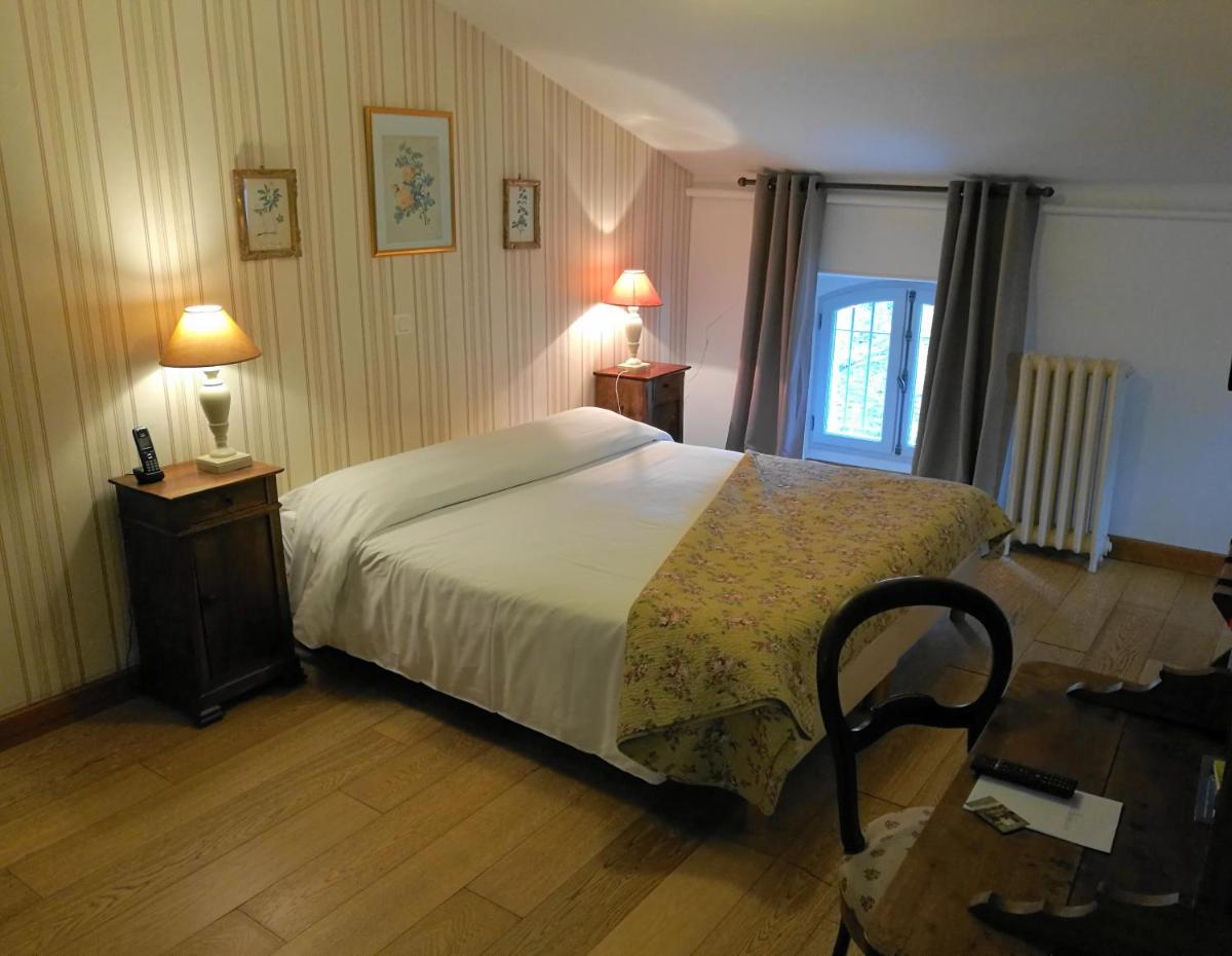 Un ou plusieurs lits dans un hébergement de l'établissement Hotel Logis - Chateau de Beauregard