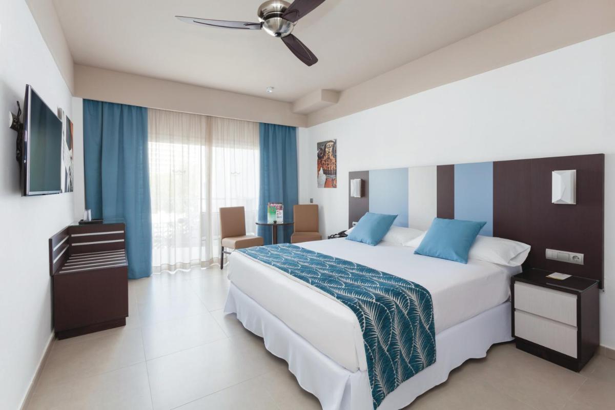 Cama o camas de una habitación en Hotel Riu Costa del Sol - All Inclusive