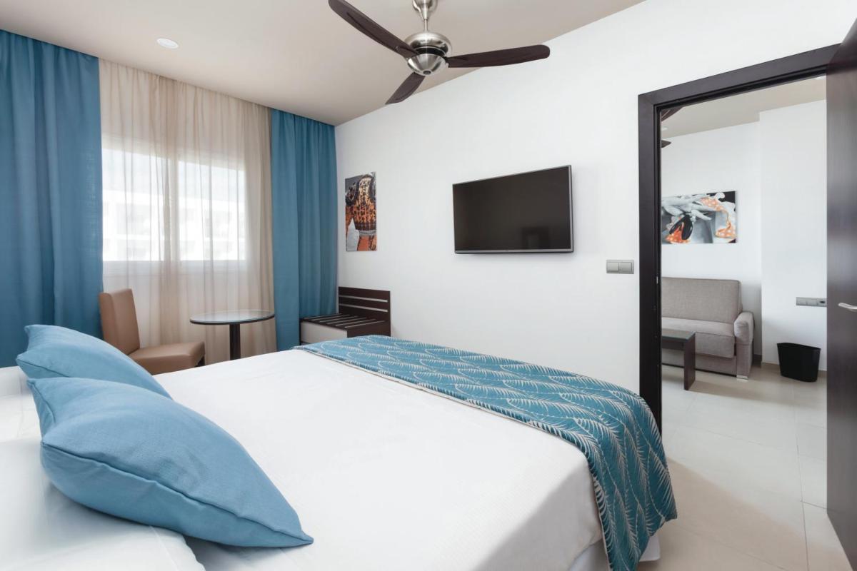 Cama o camas de una habitación en Hotel Riu Costa del Sol - All Inclusive