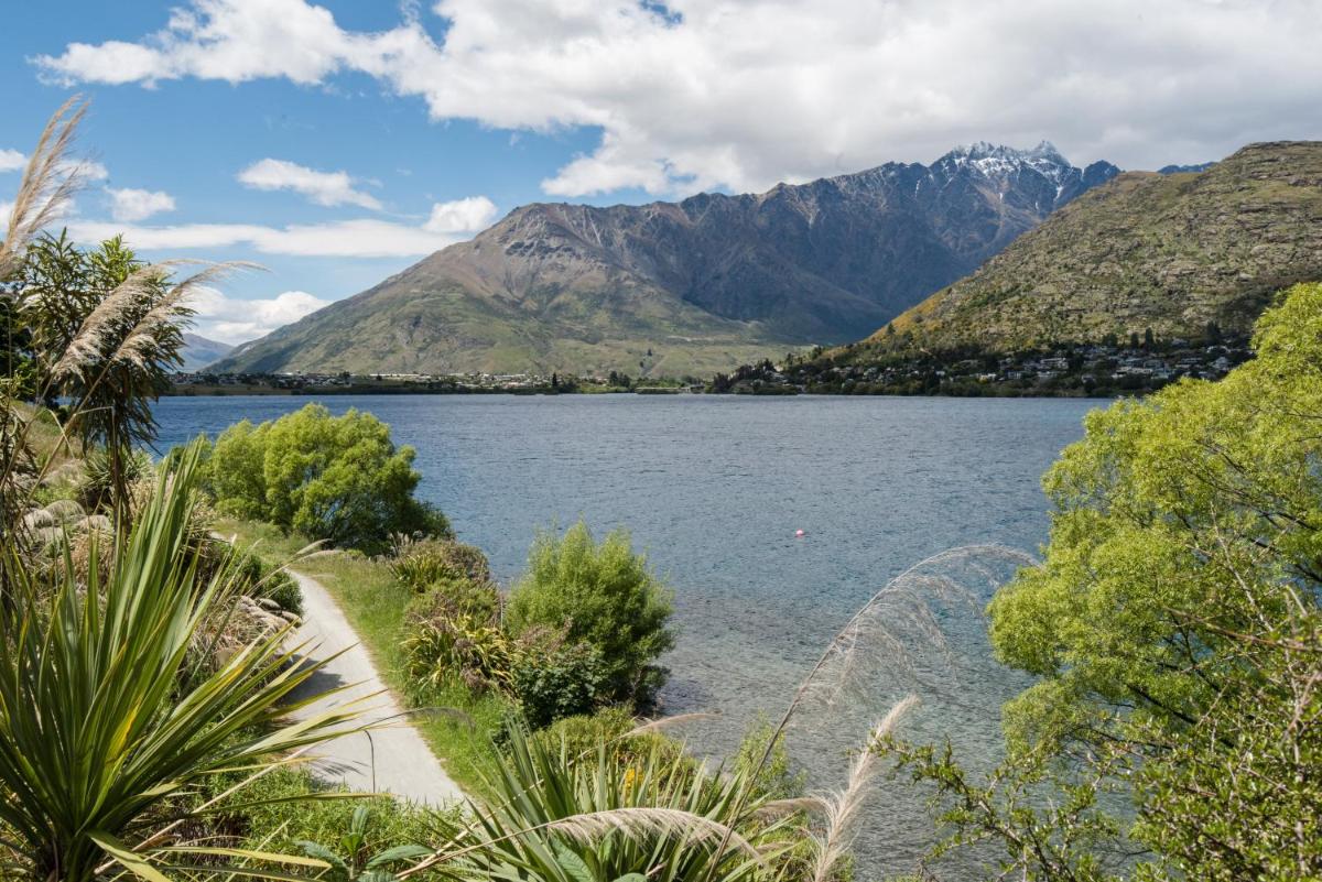 Luxury Lakeside Studio - Housity