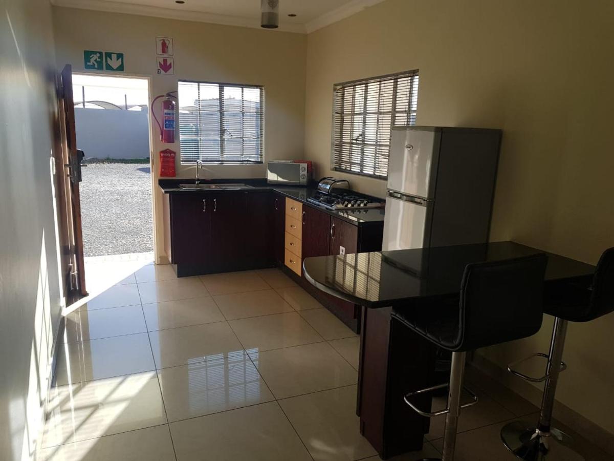 Booth Suite Hotel Mafikeng - Housity