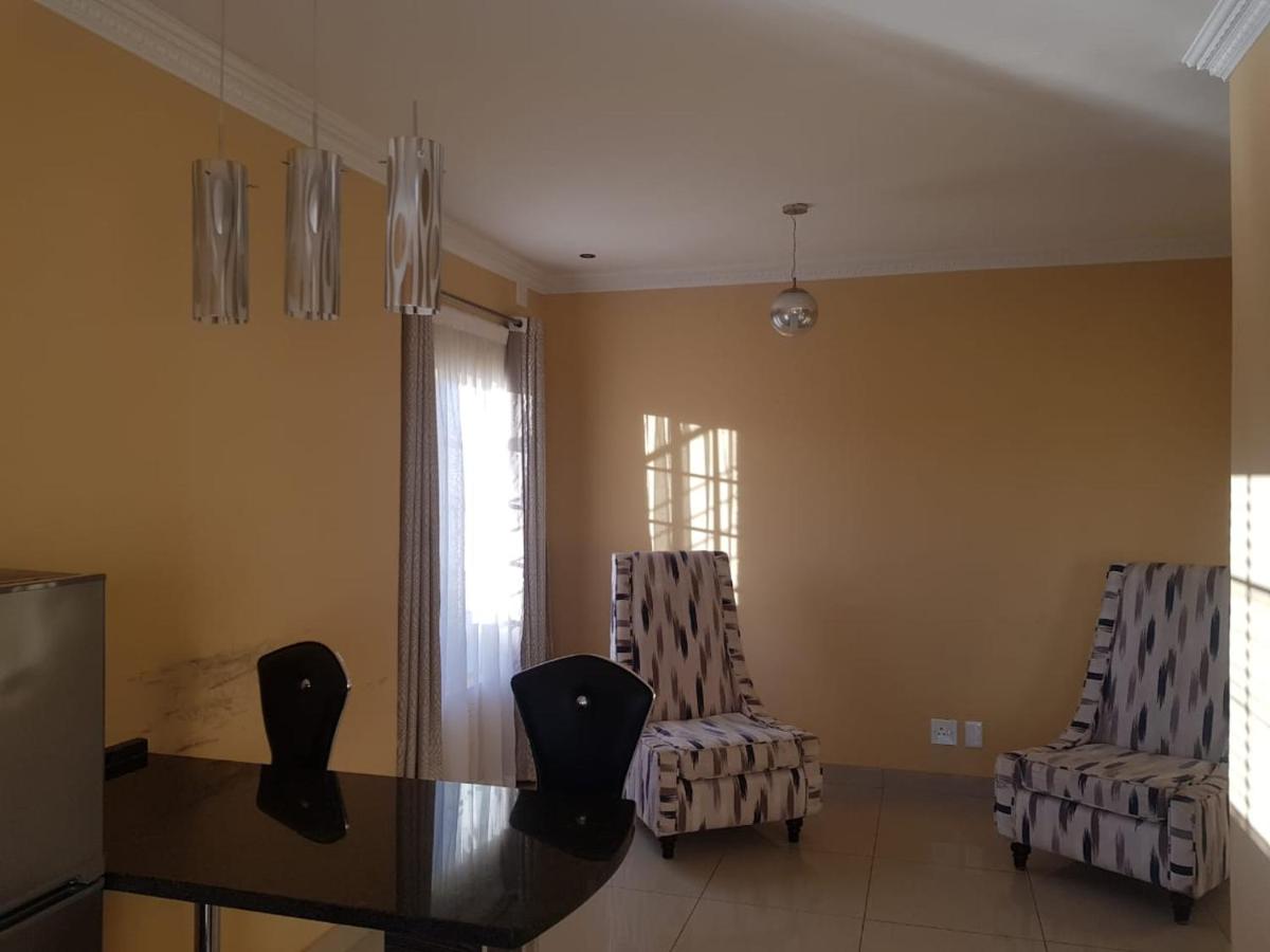 Booth Suite Hotel Mafikeng - Housity