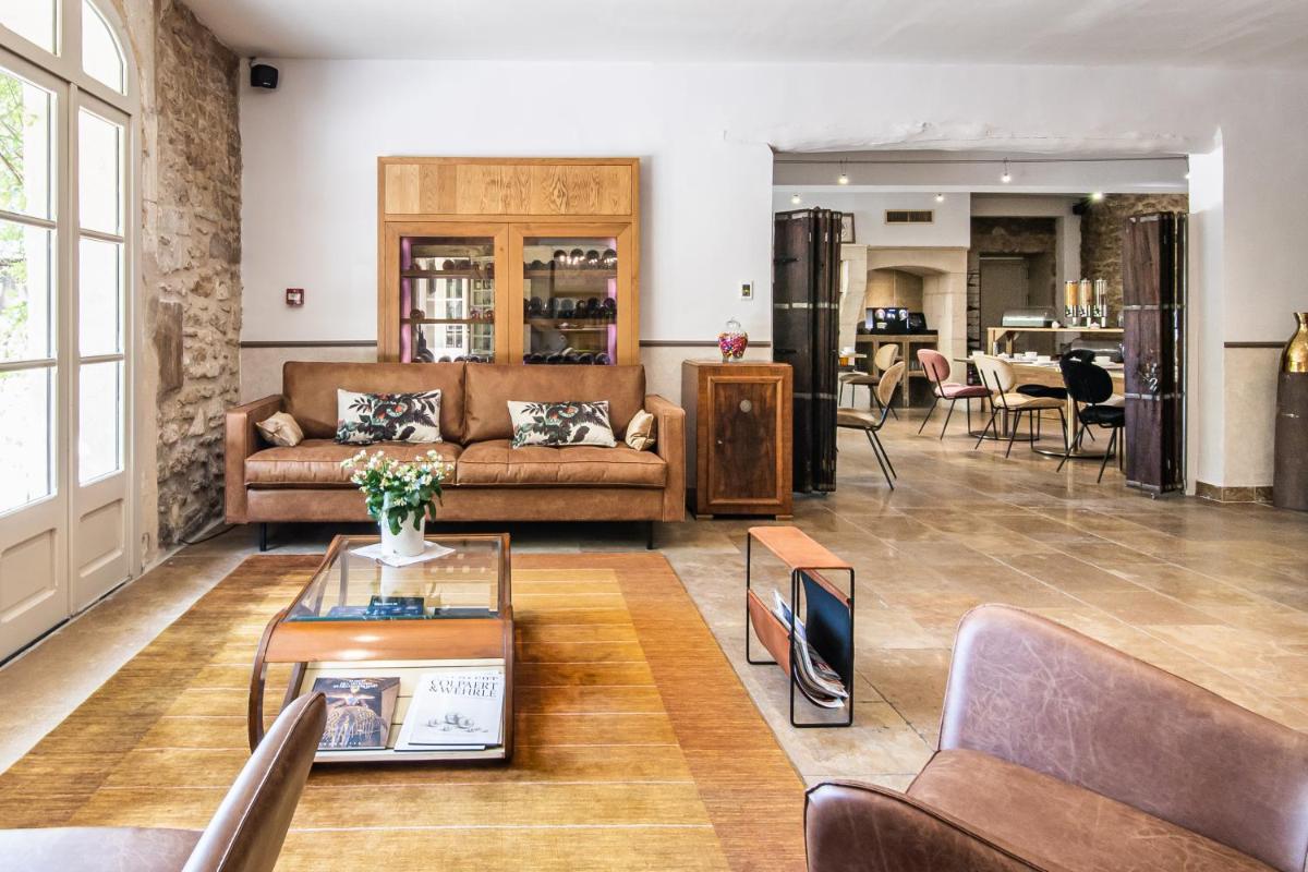 un salon avec un canapé et une table dans l'établissement Hôtel Mas Valentine, à Saint-Rémy-de-Provence