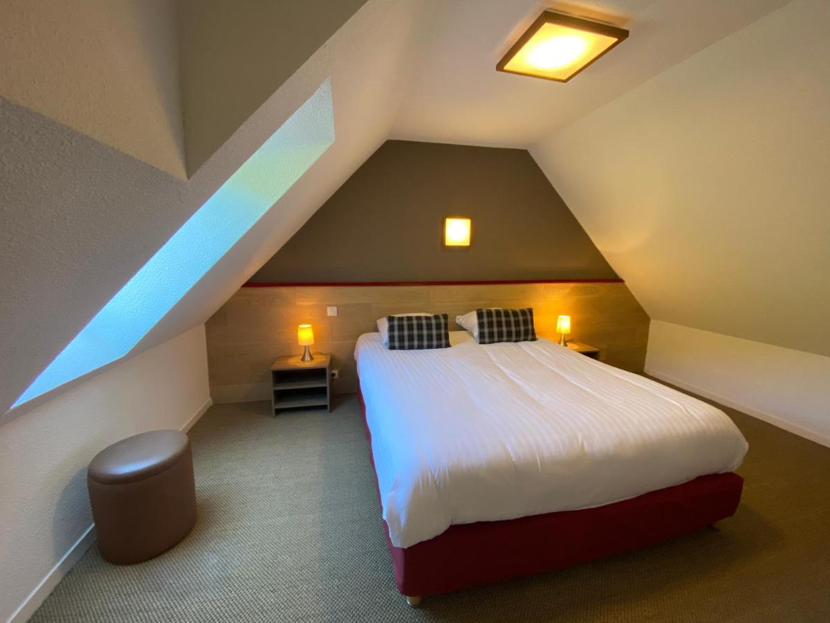 une chambre avec un grand lit dans un grenier dans l'établissement Sancy Resort, à Chambon-sur-Lac 66 autres photos