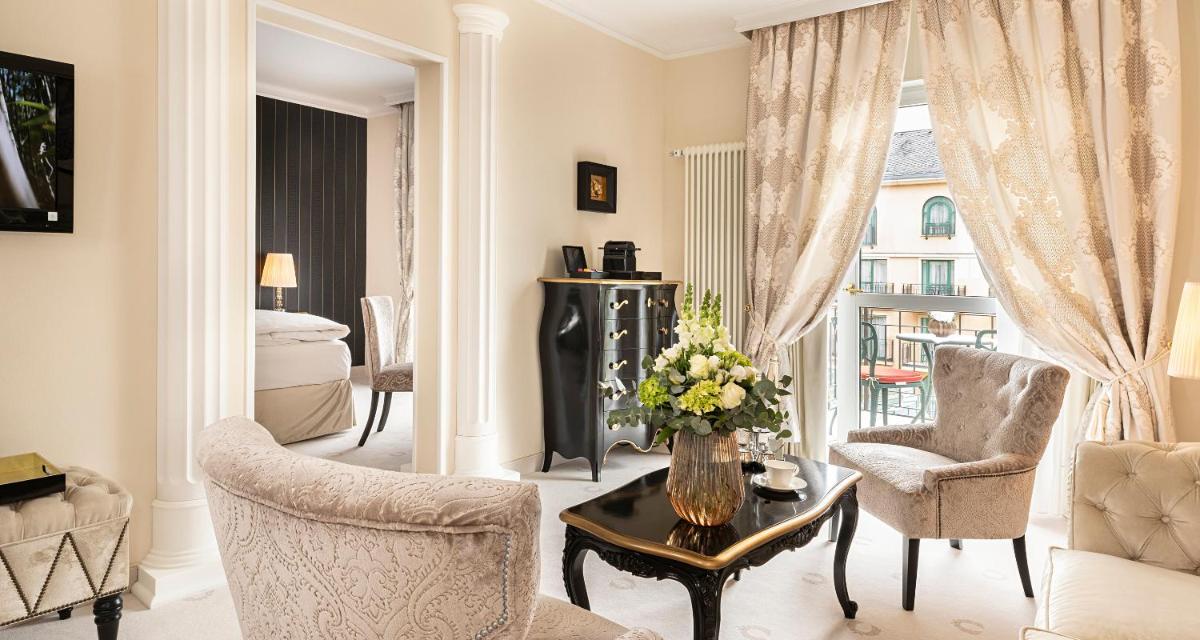 Ein Sitzbereich in der Unterkunft Victor's Residenz-Hotel Schloss Berg