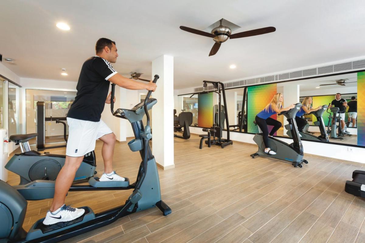 un hombre en una cinta de correr en un gimnasio en Hotel Riu Arecas - Adults Only, en Adeje