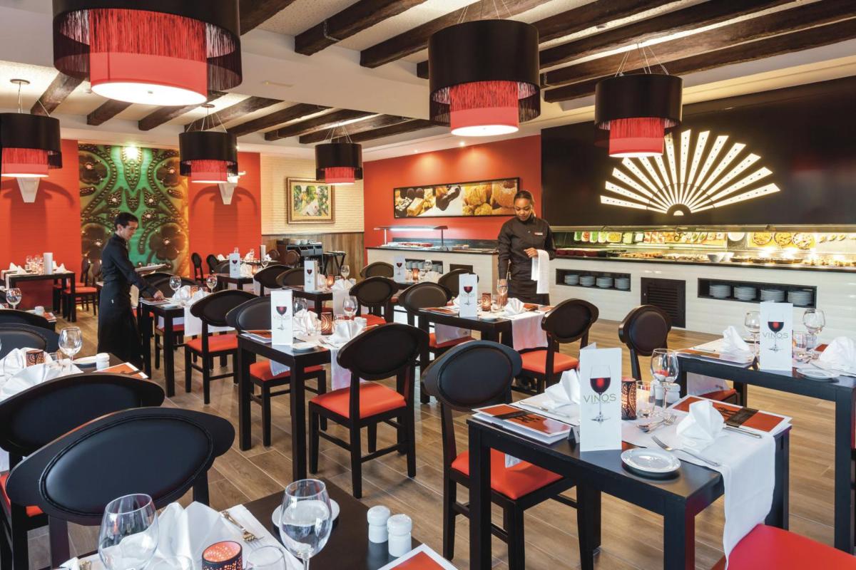 Un restaurante o sitio para comer en Hotel Riu Arecas - Adults Only