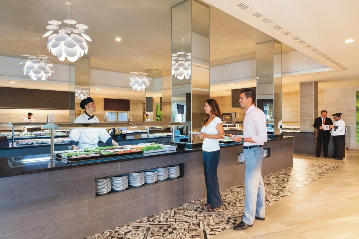 un hombre y una mujer parados en un mostrador en un restaurante en Hotel Riu Arecas - Adults Only, en Adeje 17 fotos más