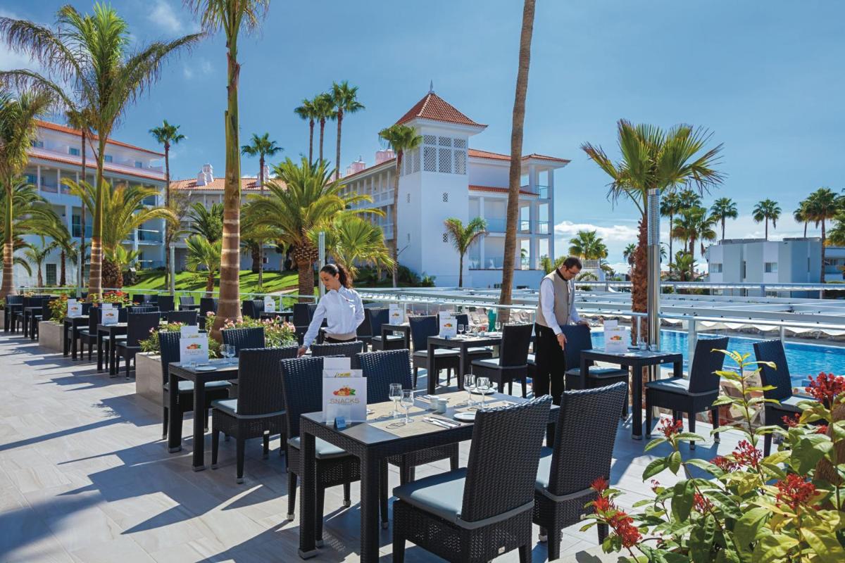 Un restaurante o sitio para comer en Hotel Riu Arecas - Adults Only