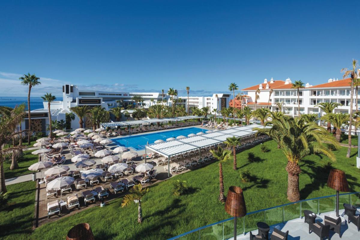 Una vista aérea de un complejo turístico con piscina. en Hotel Riu Arecas - Adults Only, en Adeje