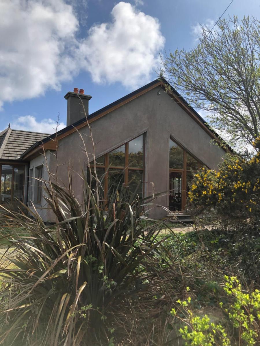 House with sea views close to Beach with WiFi and large kitchen and dining - Housity