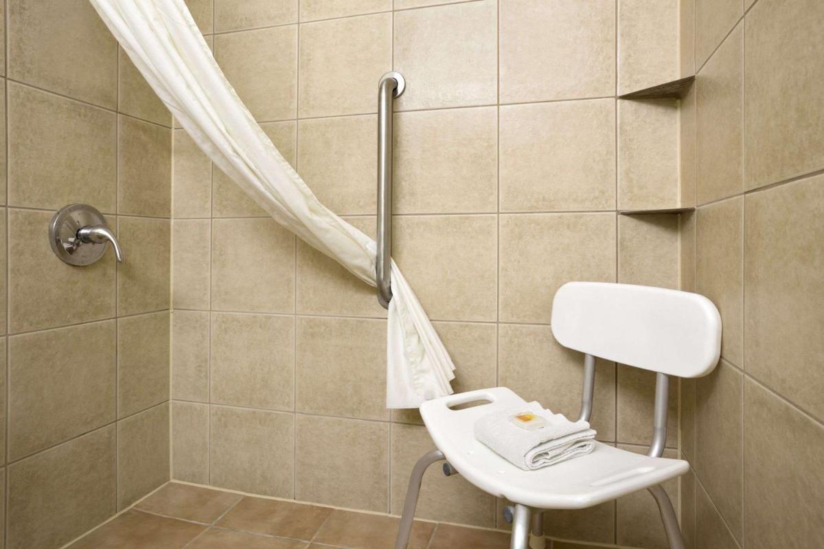 Days Inn by Wyndham Lawton - Housity