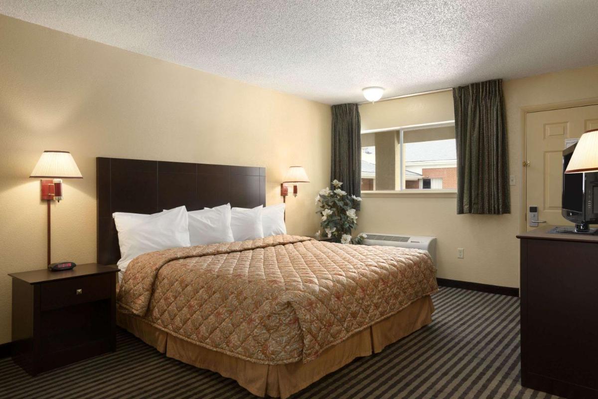 Days Inn by Wyndham Lawton - Housity