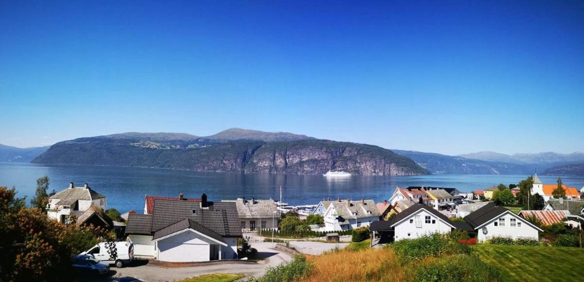 Feriehus ved fjorden i idylliske Utvik i Stryn - Housity