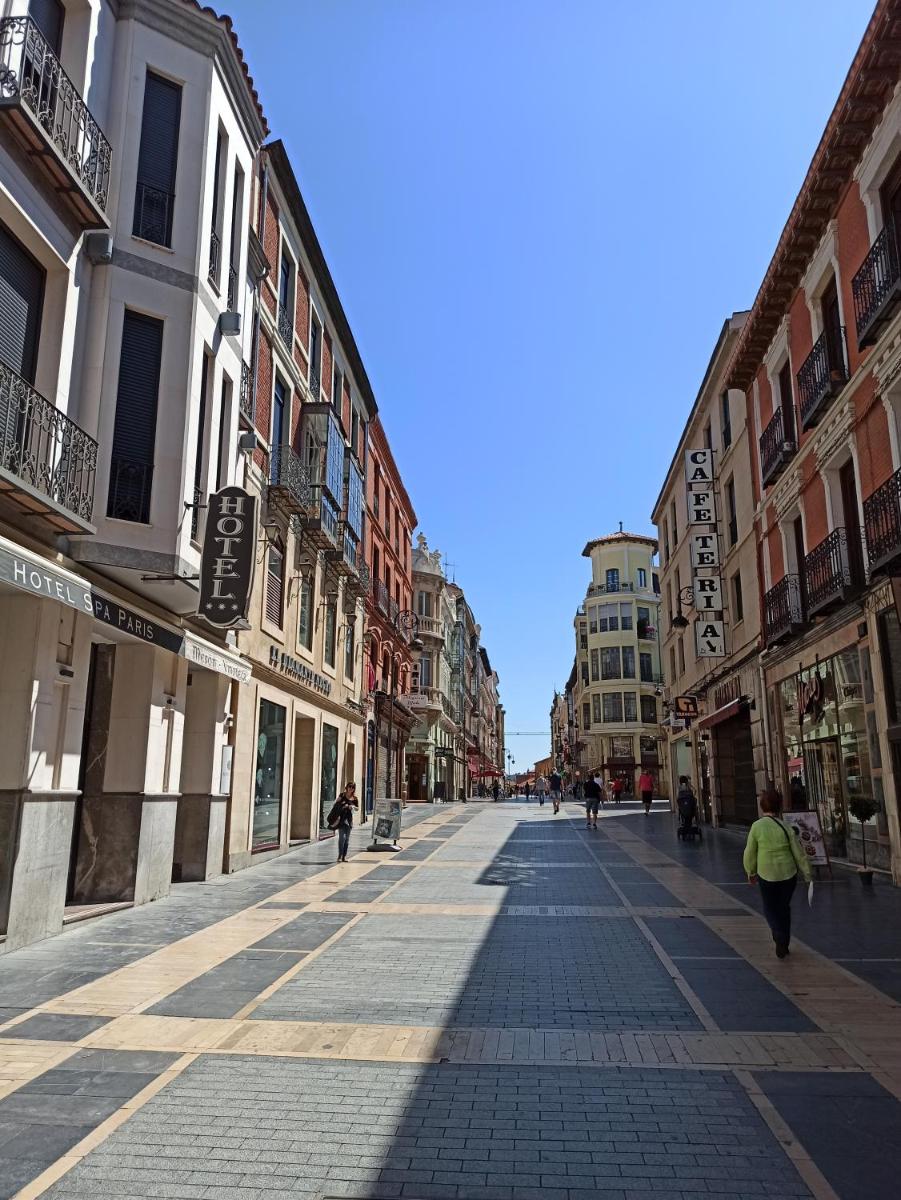 Una calle vacía con gente caminando por la calle en ARVA Spa París, en León