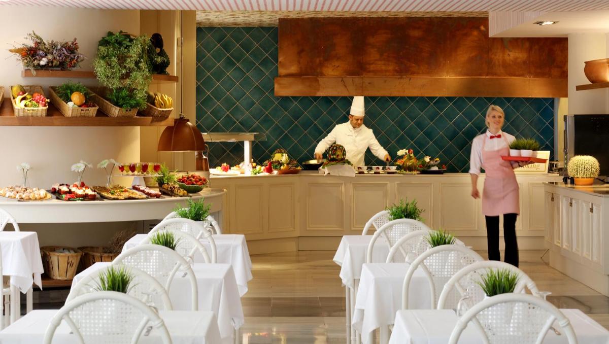 Comida en o cerca de este hotel