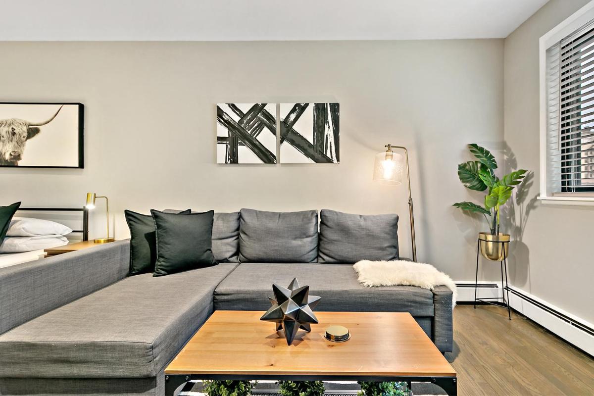 Best Studio Apt in Chicago close to Boystown - Oakdale 514 & 413 rep - Housity