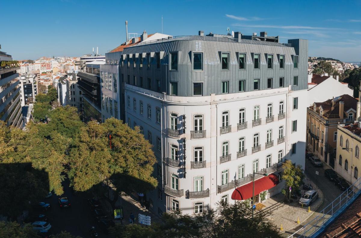 uma vista panorâmica de um edifício branco numa cidade em The Vintage Hotel & Spa Lisbon em Lisboa