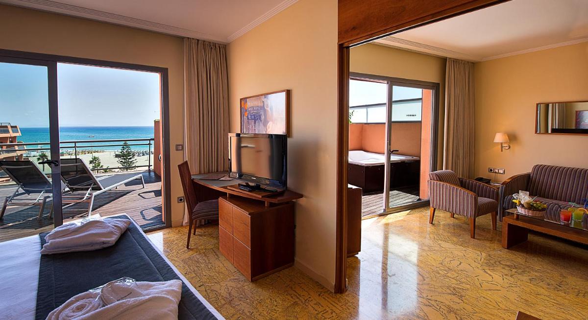 Una televisión o centro de entretenimiento en Protur Roquetas Hotel & Spa