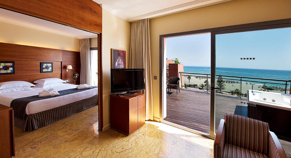 Una televisión o centro de entretenimiento en Protur Roquetas Hotel & Spa