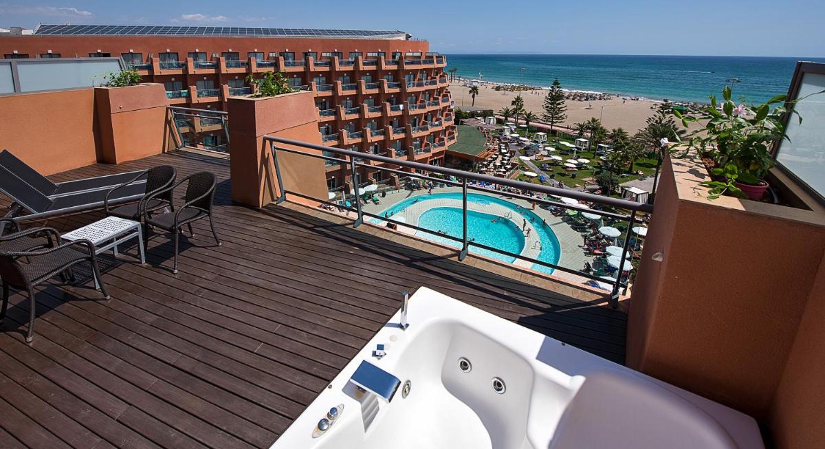 Un balcón de un hotel con piscina y playa. en Protur Roquetas Hotel & Spa, en Roquetas de Mar
