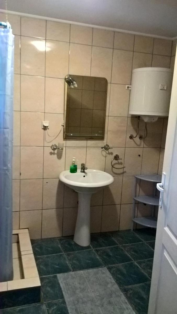Sobe Rooms Szobák Zimmer KIS - Housity