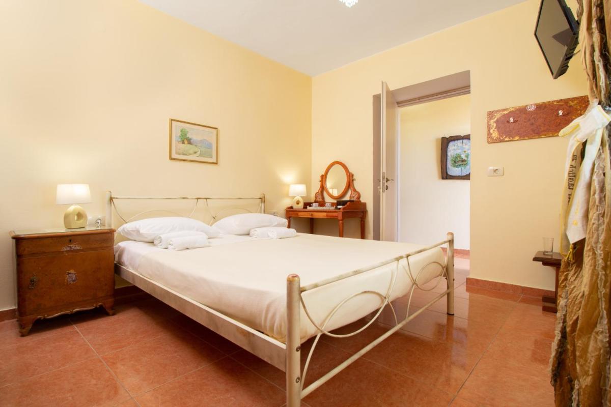 nikkis residence - Housity