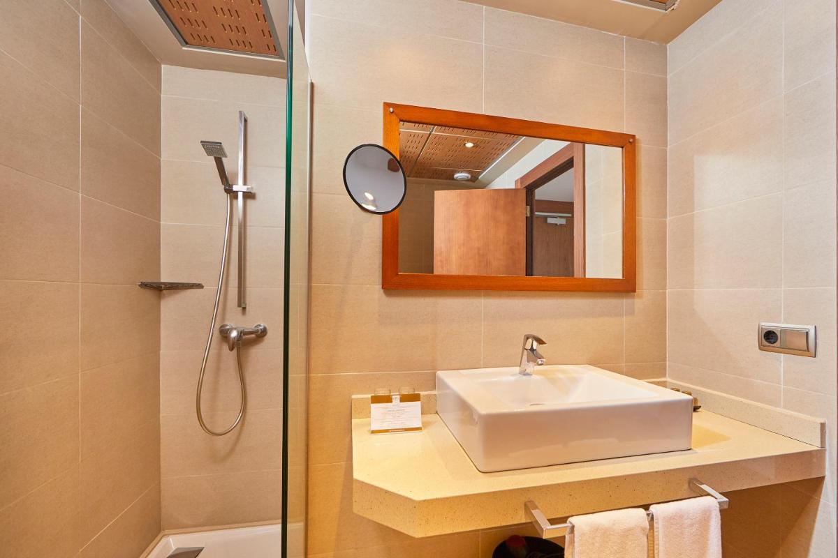 Un baño de Hotel Playa Golf - Adults Only