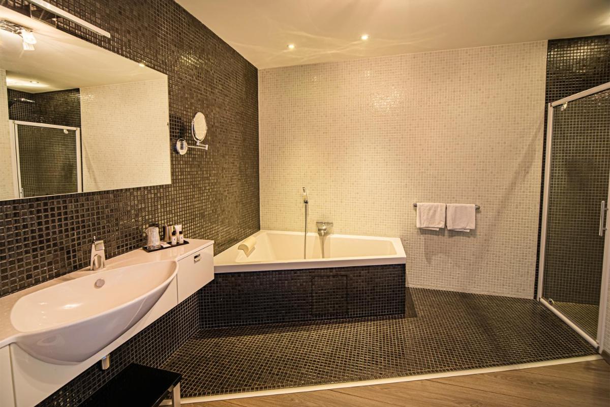 Salle de bains dans l'établissement Château de la Falque, The Originals Relais