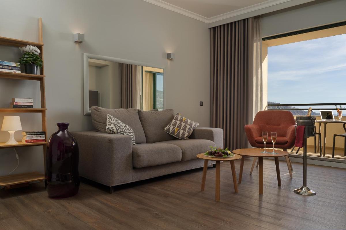Uma área de estar em Madeira Panorâmico Hotel