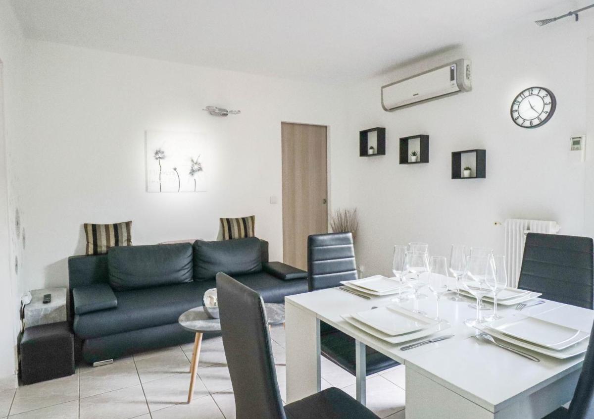 Les Mimosas - Housity