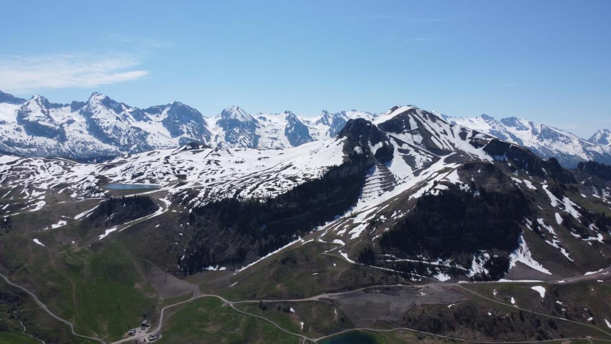 Vue générale sur la montagne ou vue sur la montagne depuis l'hôtel