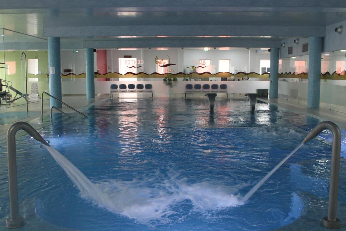 uma piscina com água saindo dela em Palace Hotel & SPA Termas do Bicanho em Soure