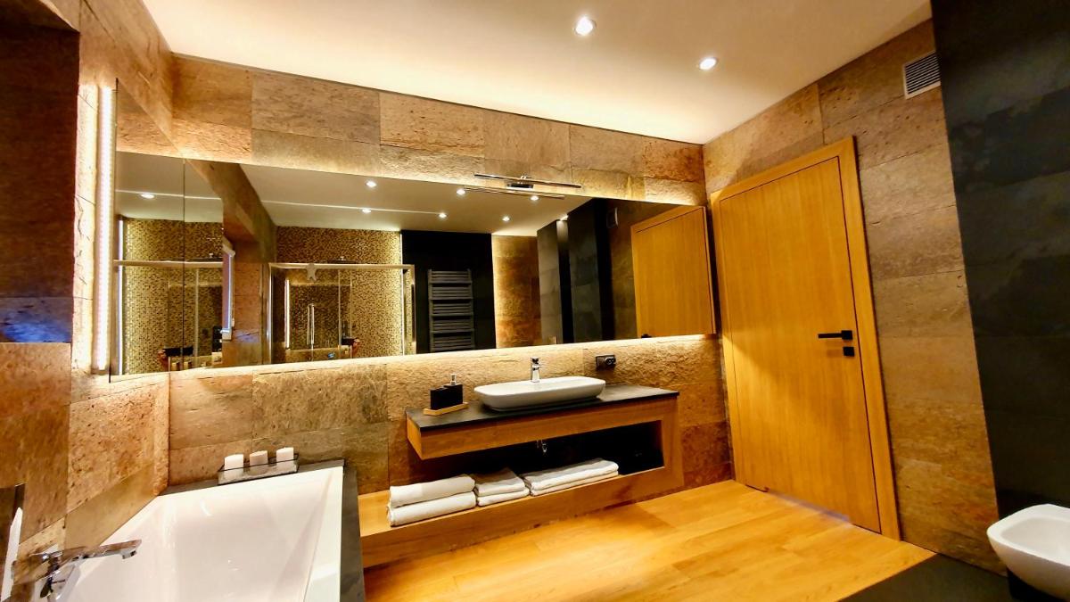 West Guest House - Housity