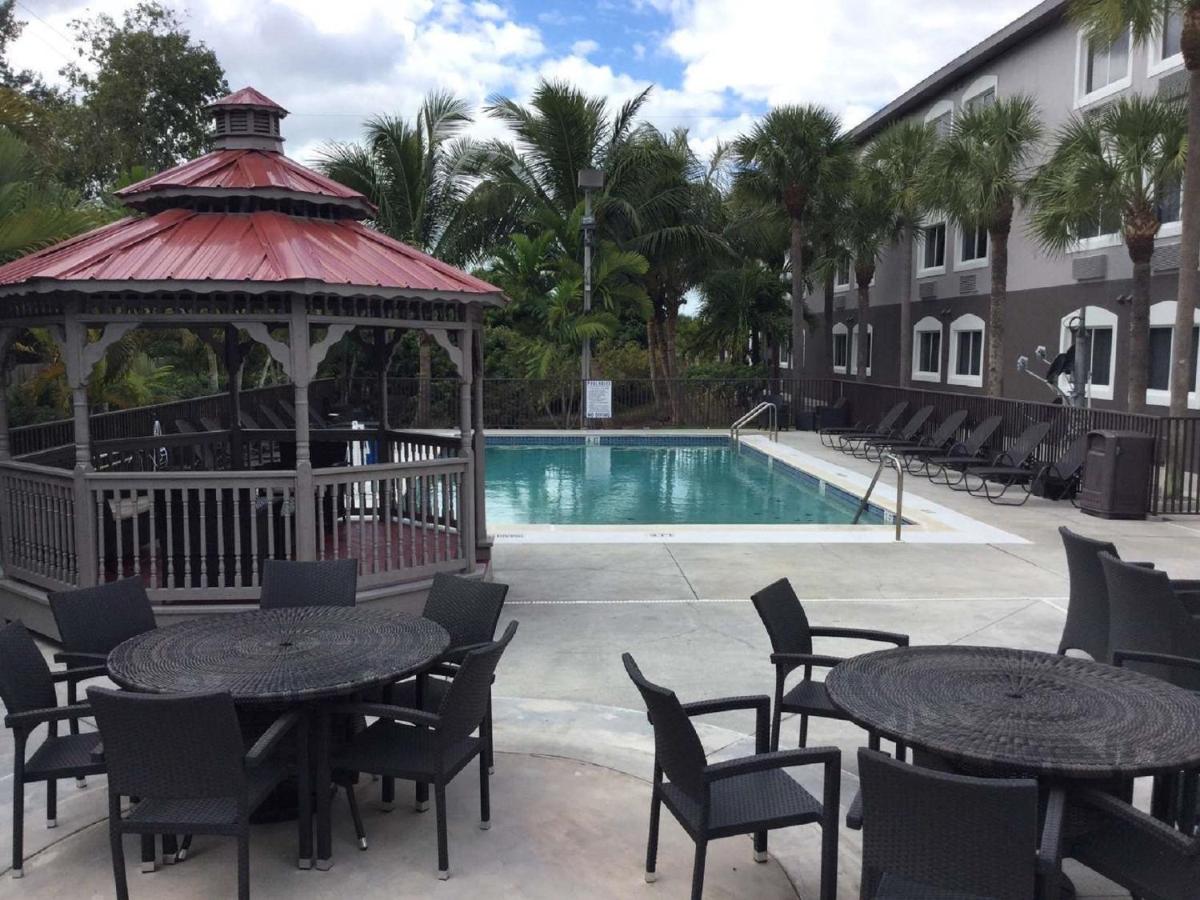 Days Inn & Suites by Wyndham Bonita Springs North Naples - Housity