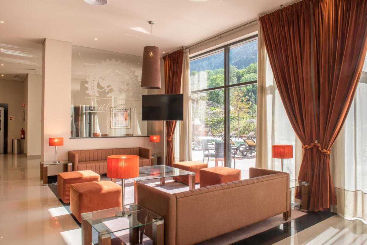 uma sala de estar com um sofá e uma mesa em Vila Galé Collection Serra da Estrela em Manteigas