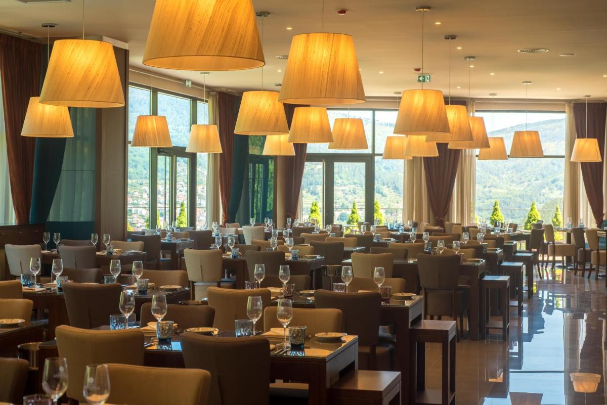 Um restaurante ou outro lugar para comer em Vila Galé Collection Serra da Estrela