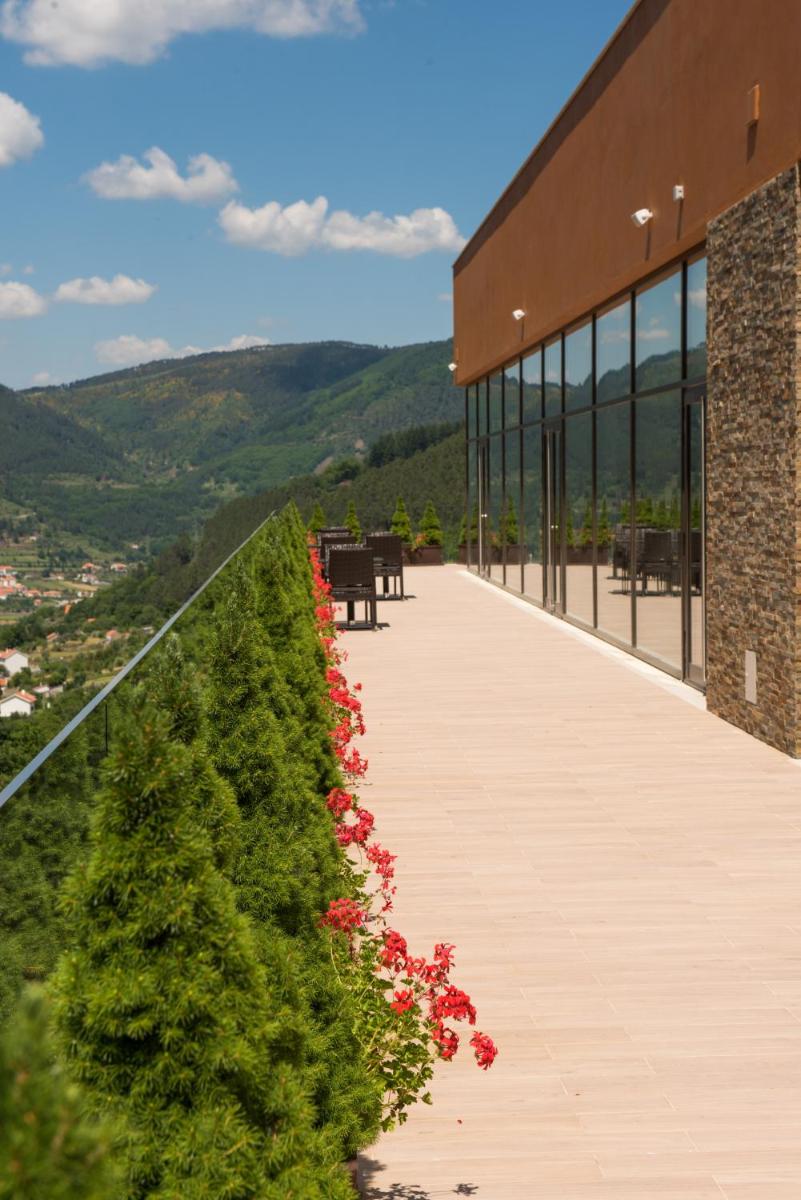 Uma vista geral da montanha ou uma vista da montanha a partir do hotel
