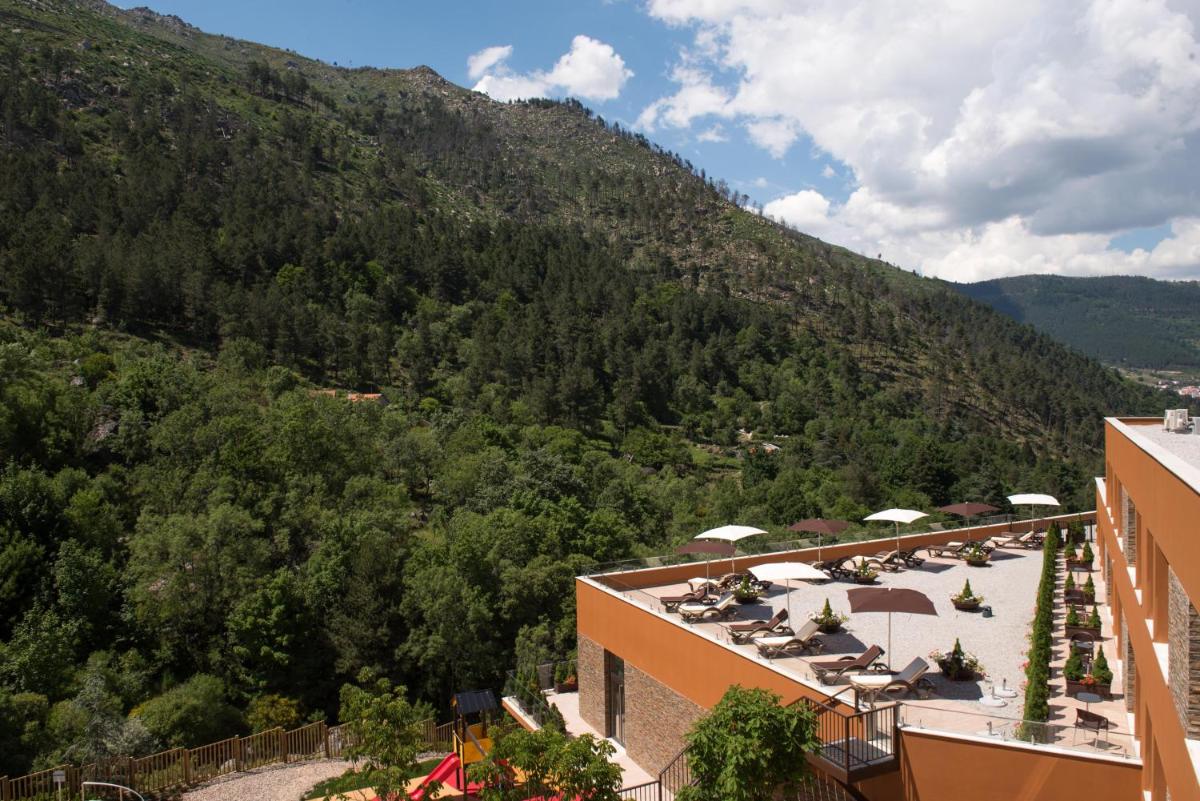Uma vista geral da montanha ou uma vista da montanha a partir do hotel