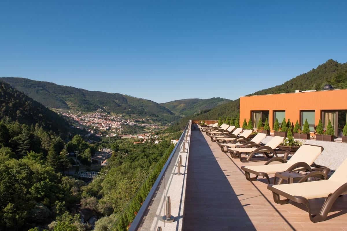 Uma vista geral da montanha ou uma vista da montanha a partir do hotel