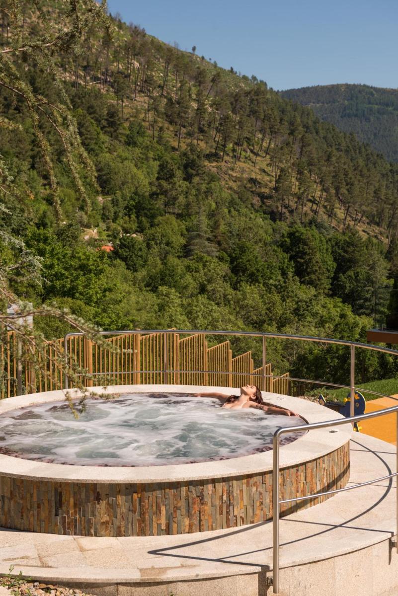 Uma vista geral da montanha ou uma vista da montanha a partir do hotel