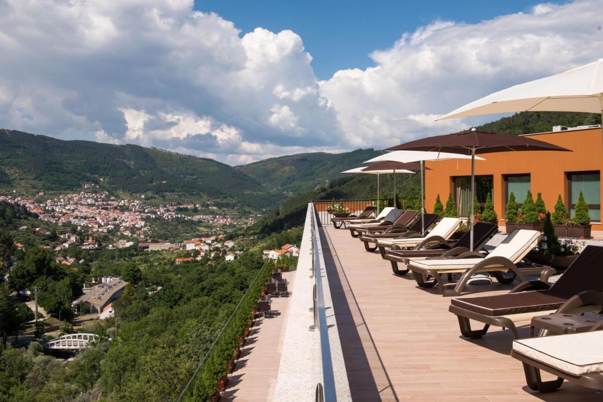 Uma vista geral da montanha ou uma vista da montanha a partir do hotel