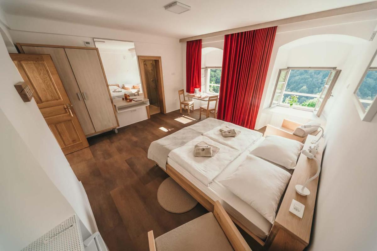 Suitetrails - Rooms & Apartments Podsreda Castle