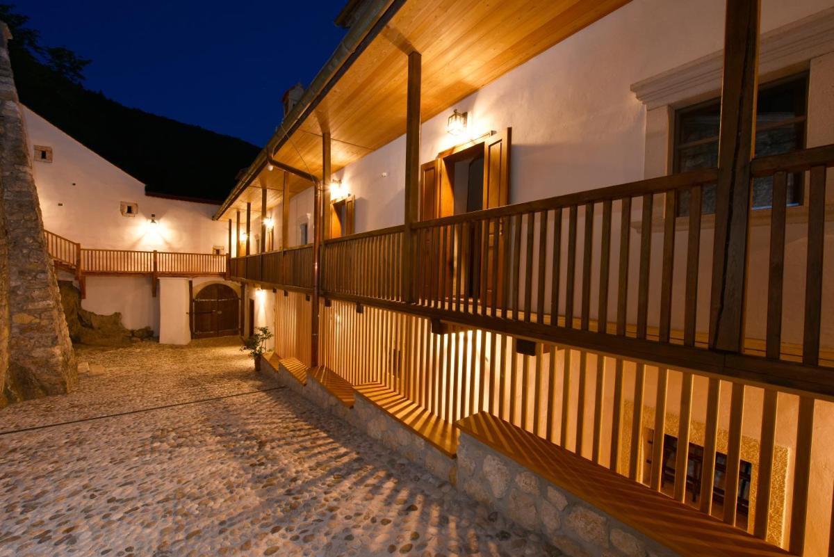 Rooms & Apartments Podsreda Castle - Housity