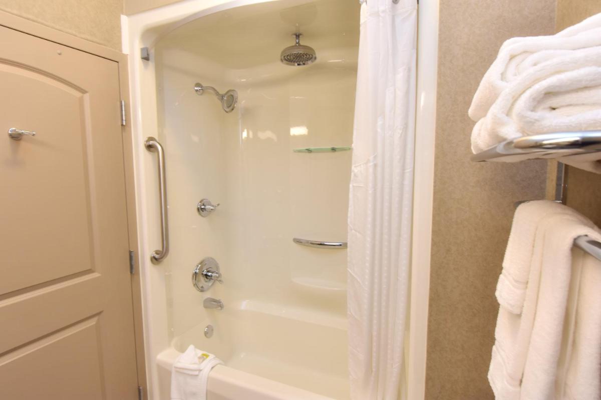 Holiday Inn Express and Suites Springfield Medical District, an IHG Hotel - Housity