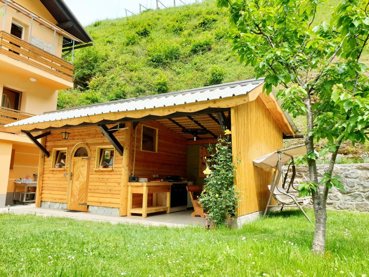 Apartment and Garden house among the mountains - Housity