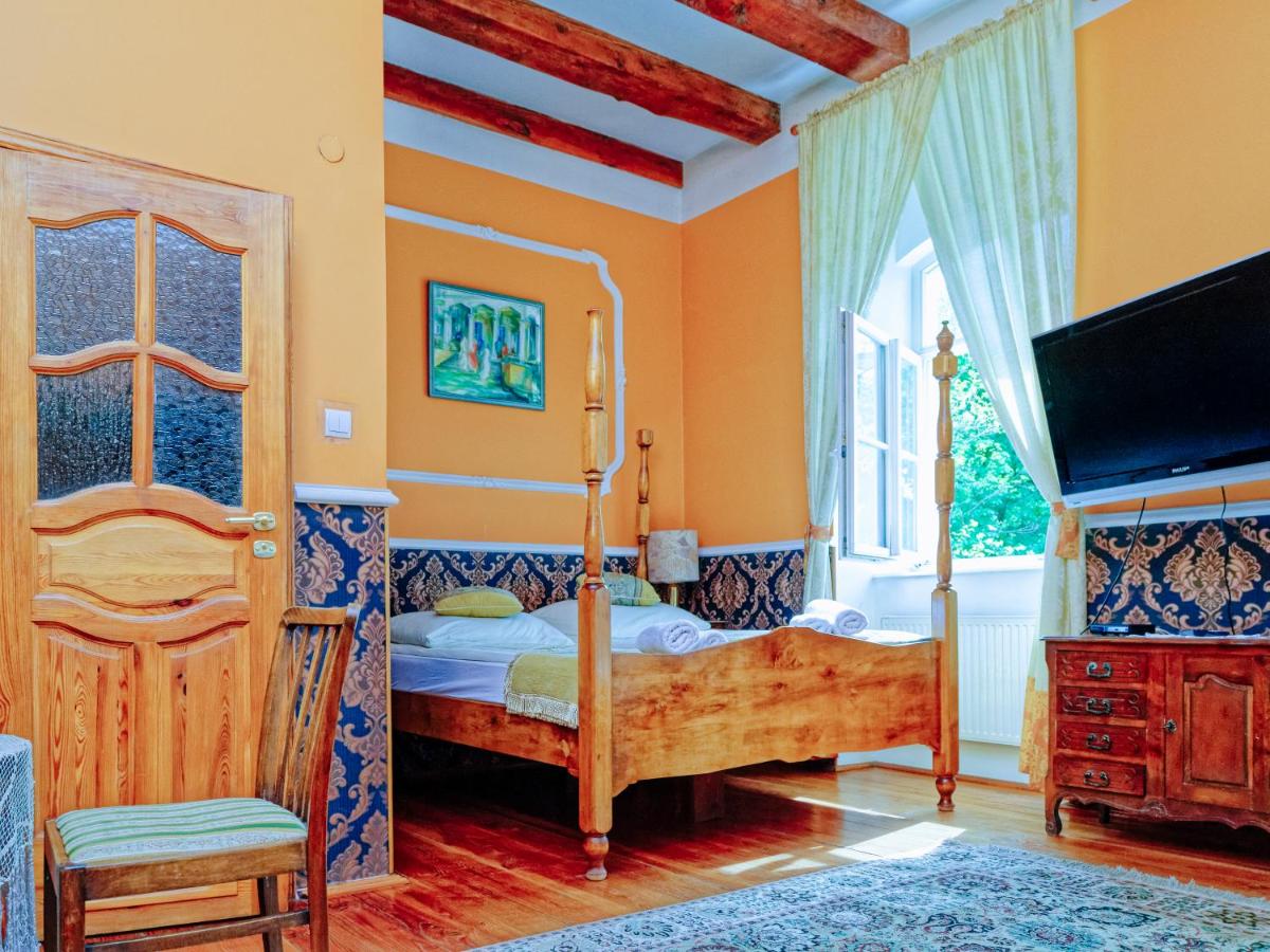 Pałac Pensjonat Ptaszynka - Housity