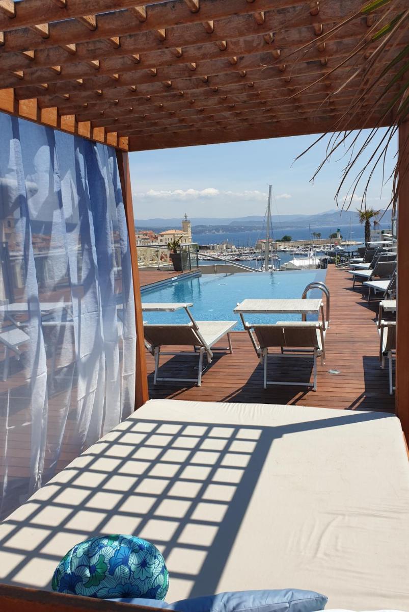 Piscine de l'établissement Best Western Premier Hôtel du Vieux-Port ou située à proximité