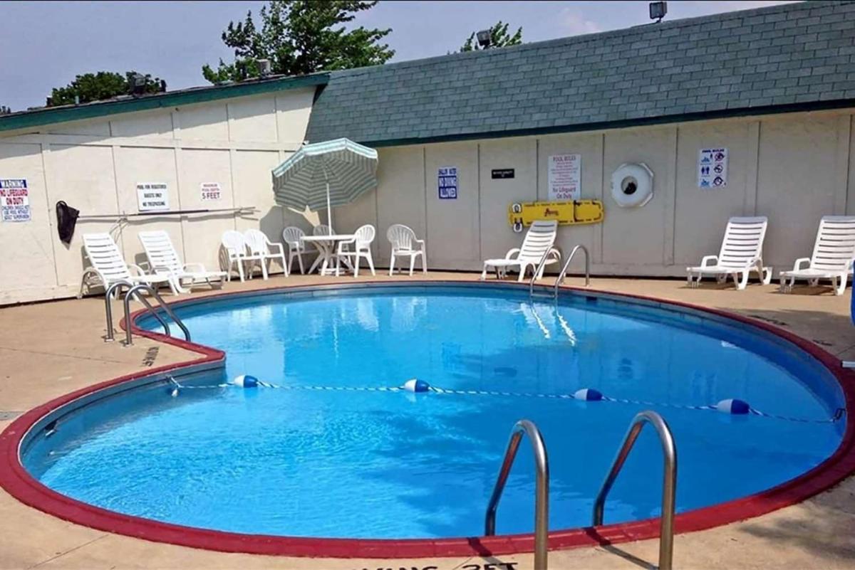 Travelodge by Wyndham Lansing - Housity